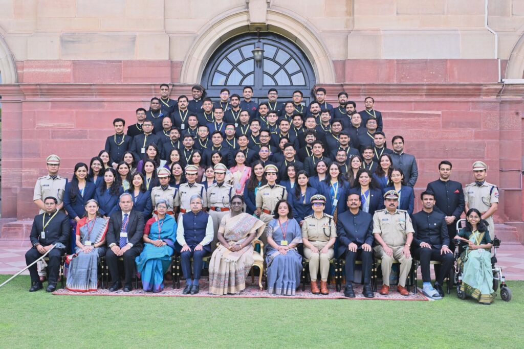 IRMS(Accounts) probationers call on President of India